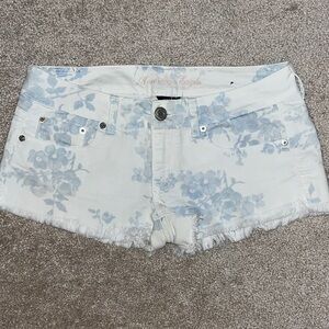 American eagle white floral print jean shorts size 6